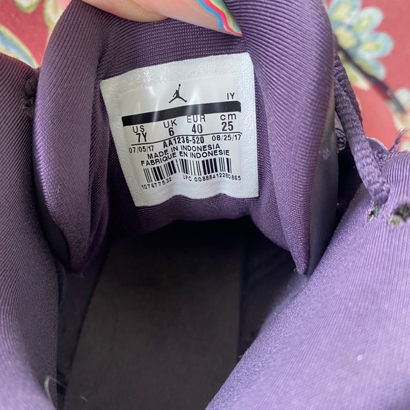 Dark Raisin Jordan 13 size 7y - Picture 4 of 5